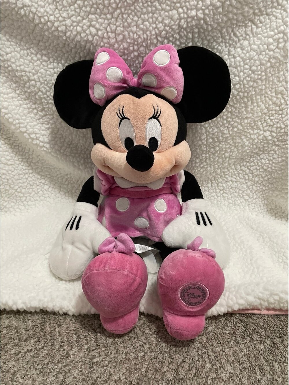 Minnie Mouse - Disney Store - 20”